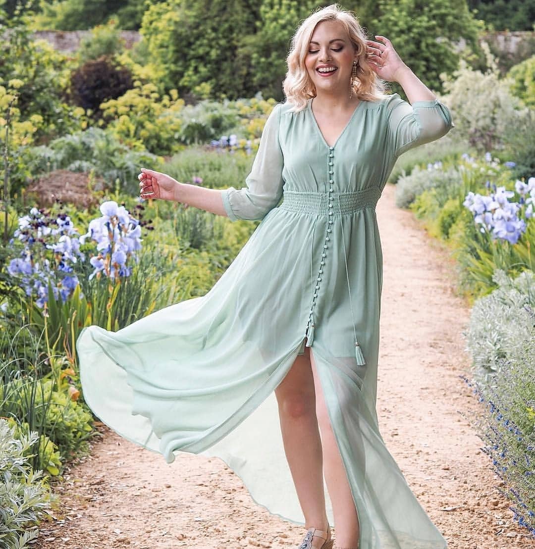 Airy Dresses for Blondes in the Summer