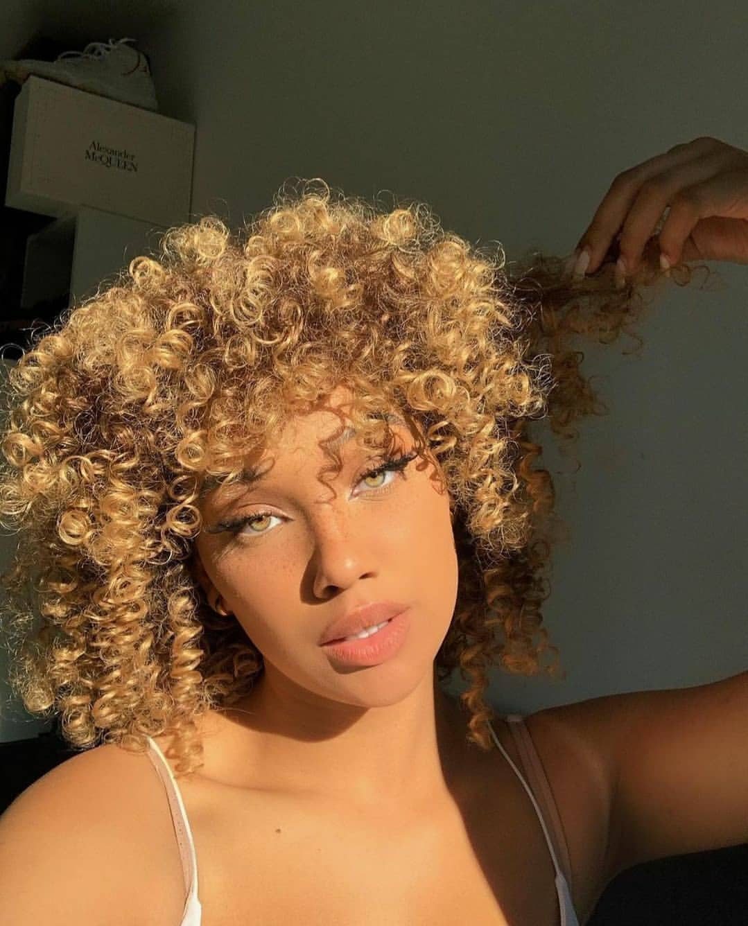 Blonde Curls | Beauty Birdie